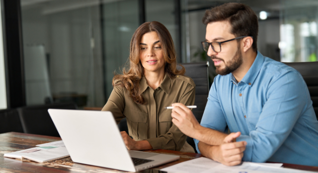Dos professionals de Recursos Humans aprenent Intel·ligència Artificial aplicada a RRHH en una classe online davant de l’ordinador.