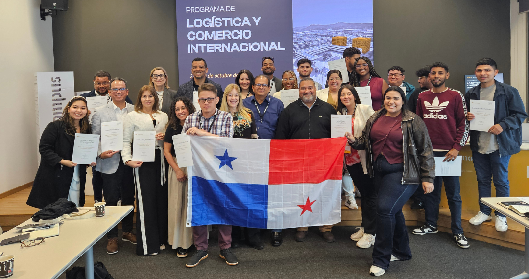 Grupo de estudiantes panameños recibiendo sus diplomas en el programa "Retos y tendencias de la logística internacional 4.0" coordinado por APLIMP Foundation Panamá