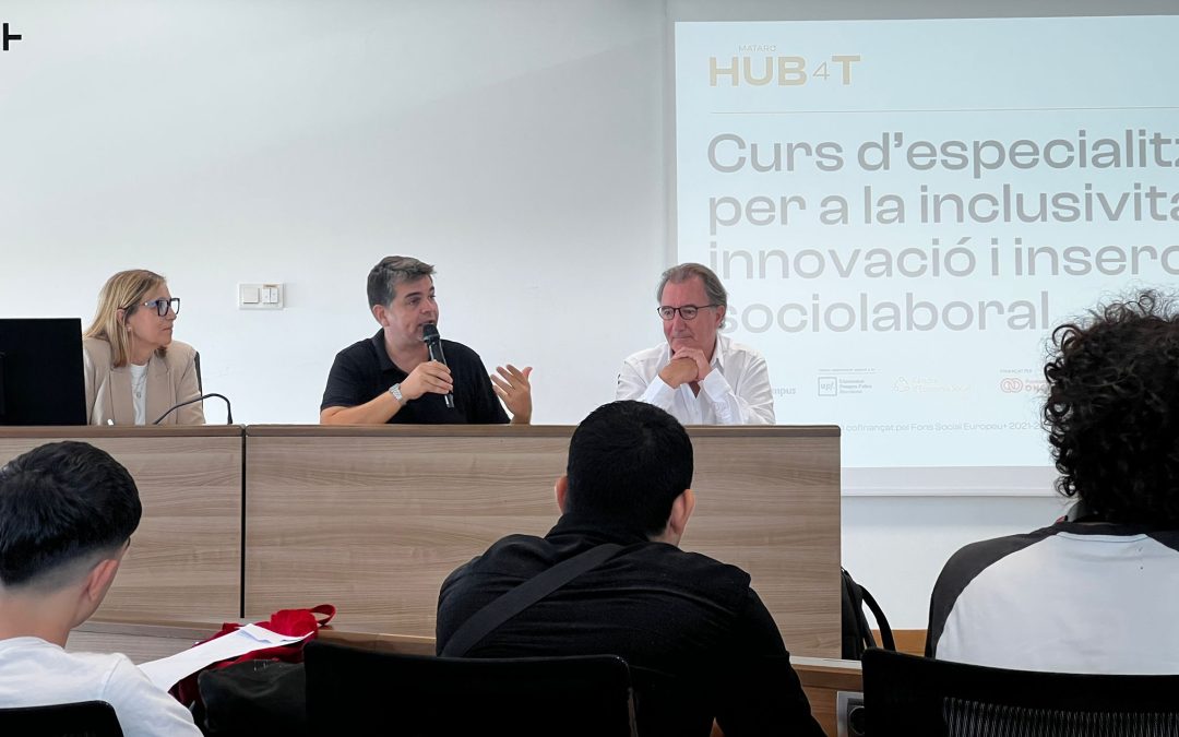 Luz Fernández, responsable del HUB4T, presenta el curs 2025-2026 del programa i-Talent, acompanyada de Miguel Guillén, coordinador acadèmic, i Albert Vidal, director de la Fundació Maresme, durant l’acte inaugural per a la inserció laboral de joves amb discapacitat intel·lectual