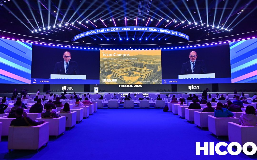 El director general del TecnoCampus ofereix una conferència al fòrum HICOOL davant d’un públic internacional.