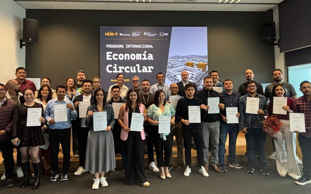 Grup d’estudiants de la Universidad EAN amb els diplomes del Programa Internacional en Economia Circular